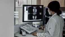 A radiologist checking a report by Lunit INSIGHT MMG