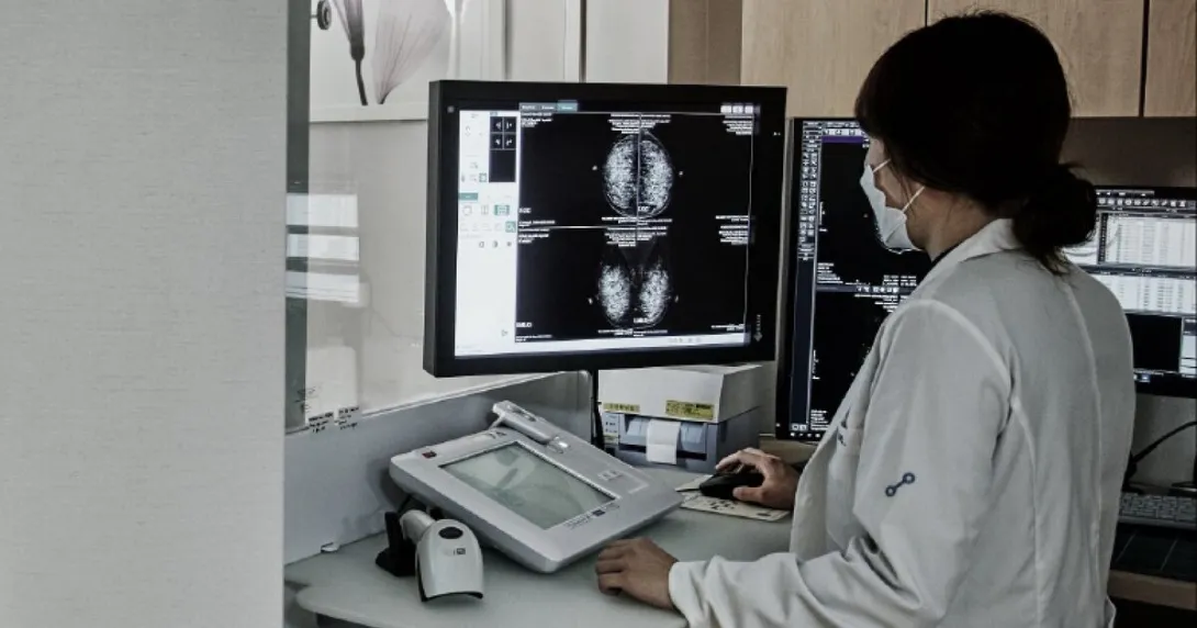 
  A radiologist checking a report by Lunit INSIGHT MMG
